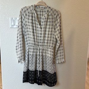 Long sleeve dress. Light polyester material, tie waist, rollable sleeves. Size M